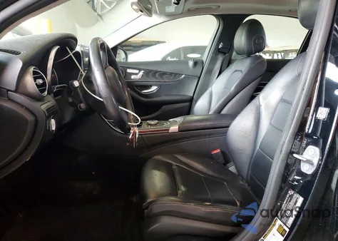 2017 Mercedes-Benz C 300 z USA, uszkodzony, nr VIN 55SWF4JB5HU211254